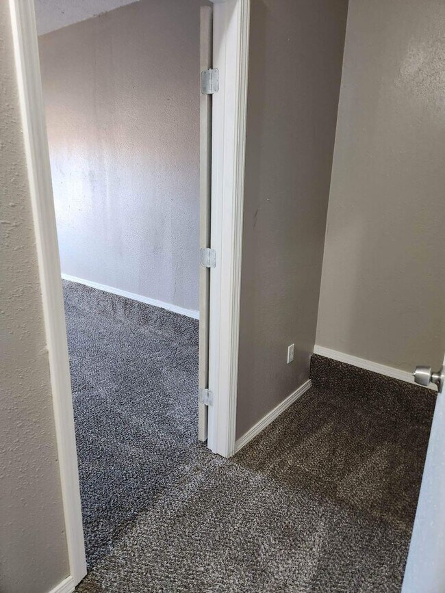 Building Photo - Charming 5 Bedroom!!