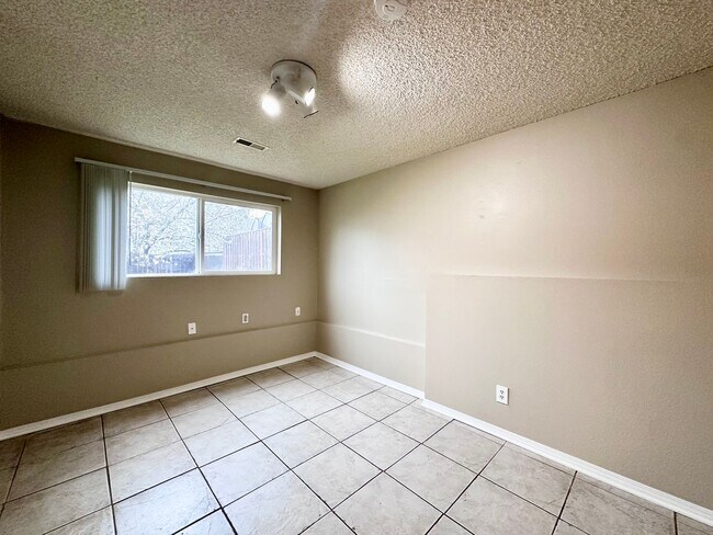 Building Photo - Single Family Home in Beaverton, OR 6 Beds 3 Baths w/ Double Car Garage!