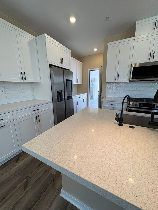 Building Photo - Beautiful Home Bedford Community!