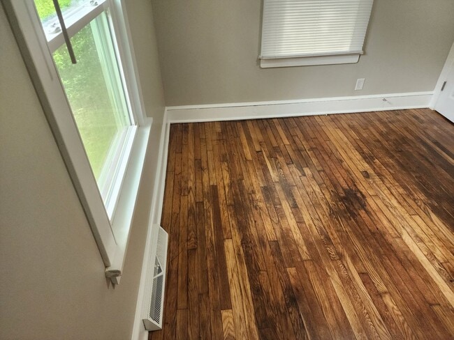 Building Photo - Updated 2 Bed, 1 Bath Home Near Downtown Mount Airy
