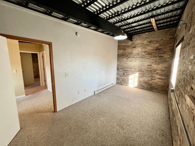 Building Photo - Industrial Style 3 Bedroom Home AVAILABLE JUNE!!!