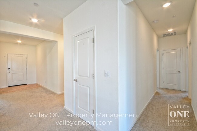 Building Photo - 933 Tipton Ln