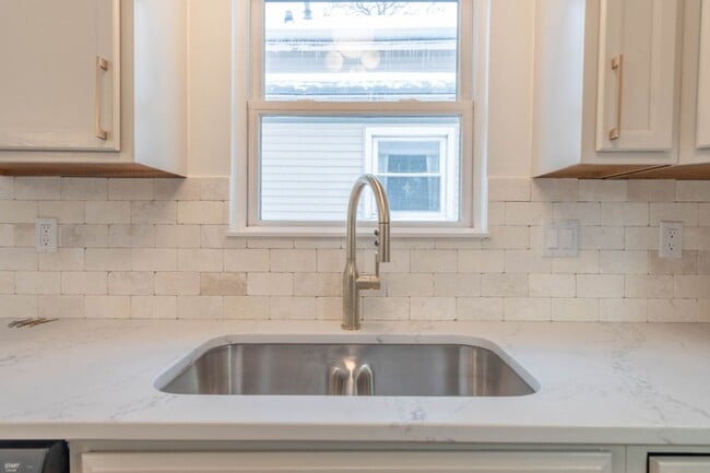 Building Photo - 3 Bedroom Single Family