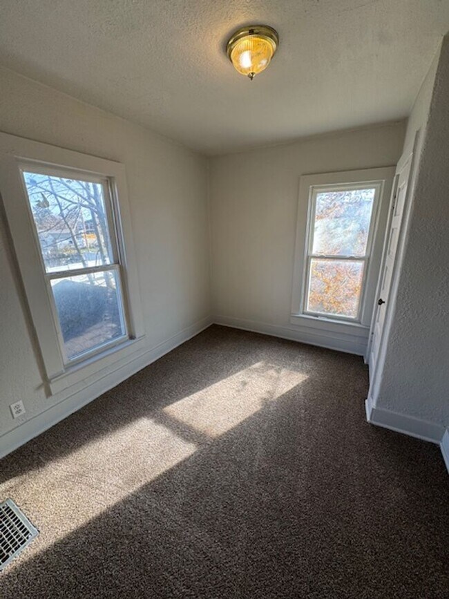 Building Photo - 2813 Hoagland Ave