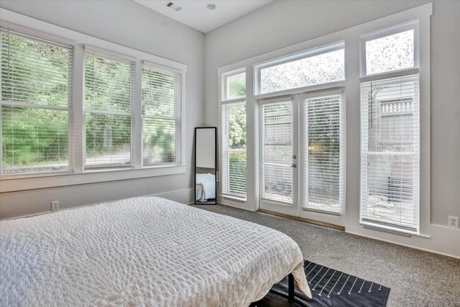 Building Photo - 10671 Serenbe Ln