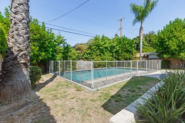 Building Photo - Beautiful 3-Bedroom Home with Pool in Tarzana!