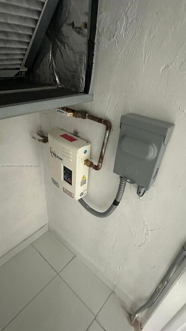 Building Photo - 1701 NE 191st St