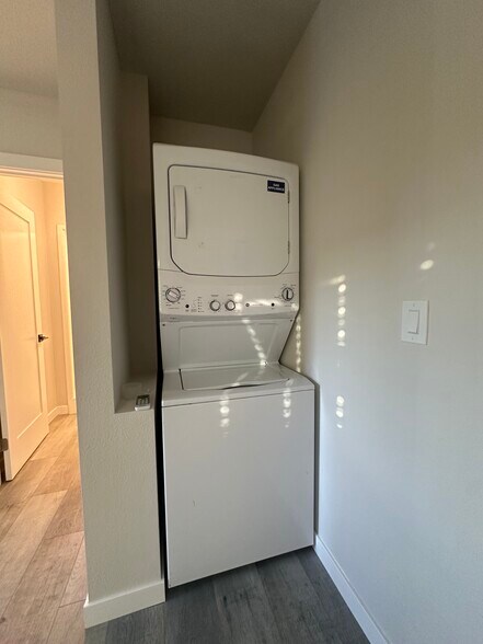 Building Photo - 2038 Bronson Way