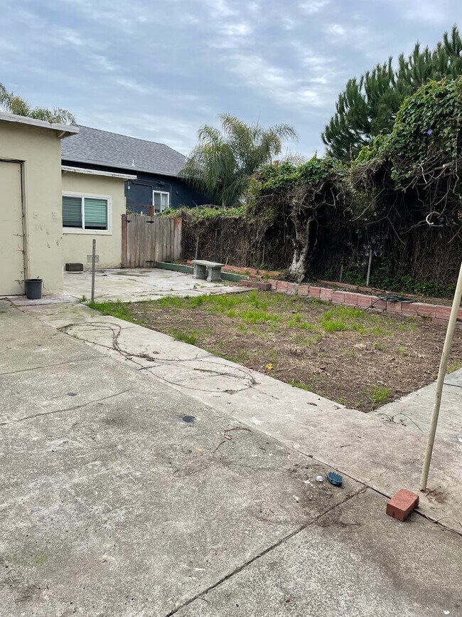 Building Photo - 869 Brockhurst St