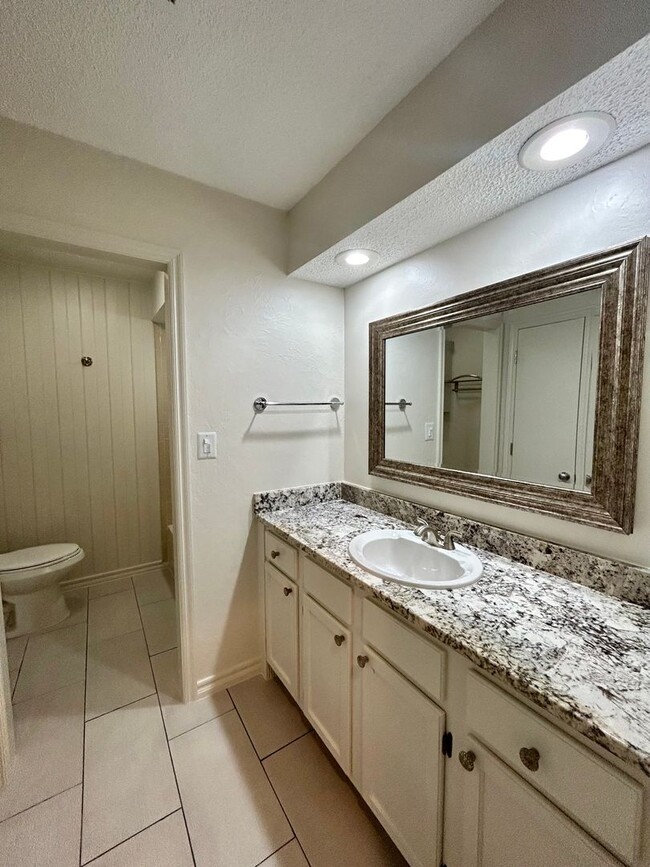 Building Photo - Gorgeous and spacious condo in a quiet and...