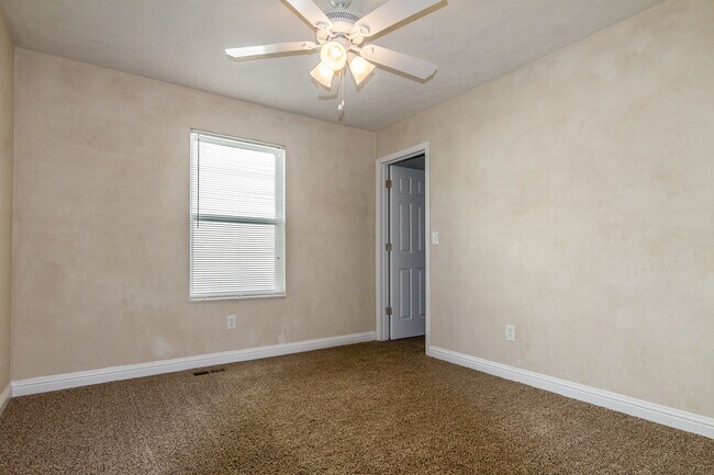 Building Photo - 2 bed 2 bth duplex- available now