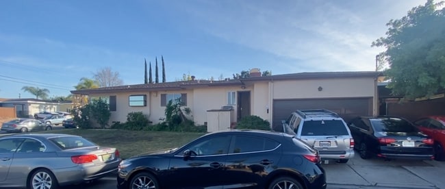 Building Photo - Large 6 Bedroom POOL House on East Falls View! Prime Location!