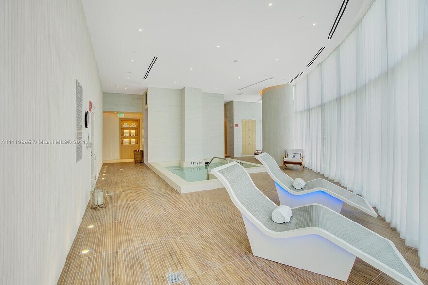 Building Photo - 15701 Collins Ave
