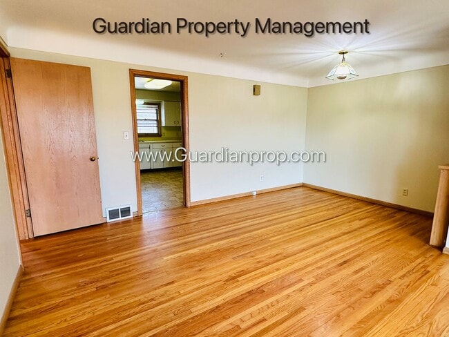 Building Photo - Spacious Richfield Side by Side, Renovated...