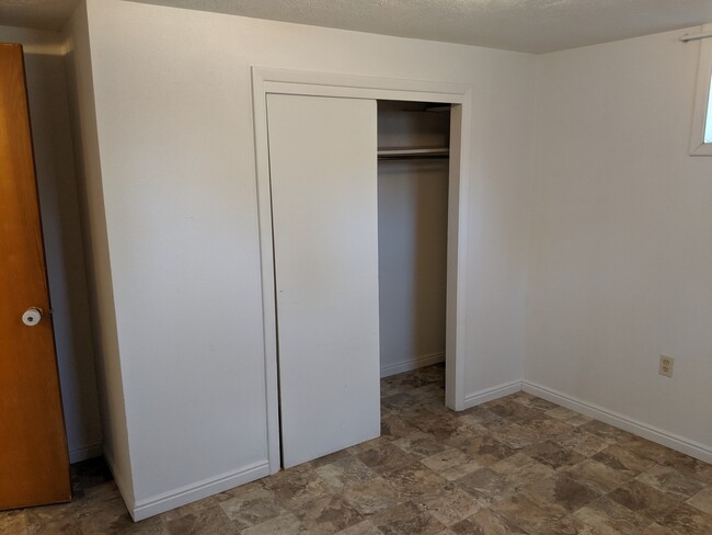 Building Photo - 2 bedroom 1 bath basement duplex with larg...