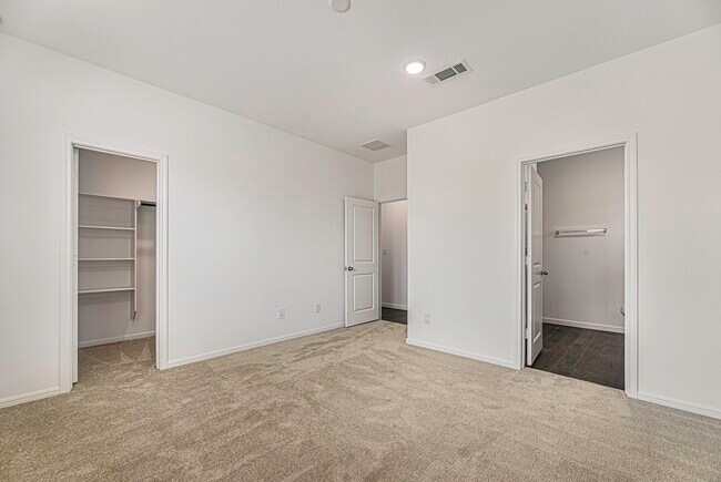 Building Photo - 240 Seven Pnes Dr