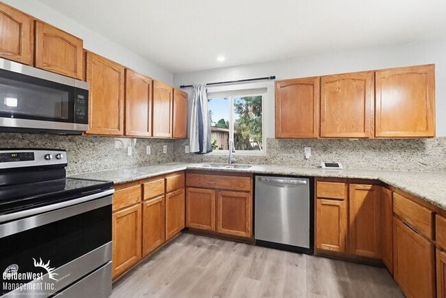 Building Photo - Stunning 3Bdm 2Ba Home with Fenced Patio and 2-Car Garage in San Diego