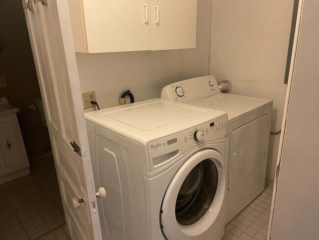 Building Photo - Rost Duplex