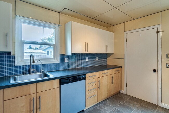 Building Photo - 7316 SE 68th Ave