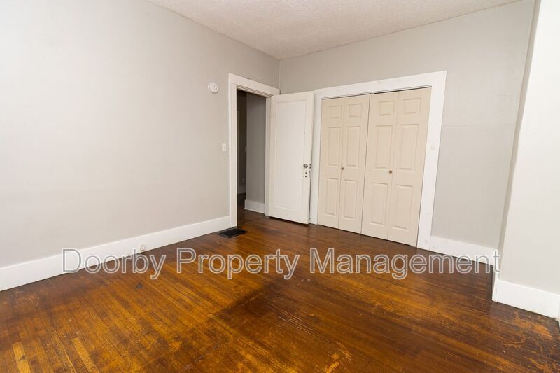 Building Photo - 2802 Fairview Dr