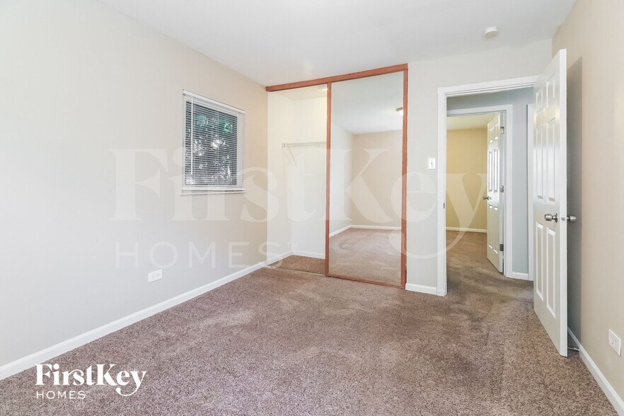 Building Photo - 235 E Wrightwood Ave