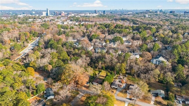 Building Photo - 2918 Highland Dr SE