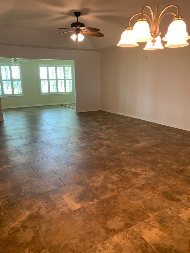 Building Photo - 9595 Villas Dr