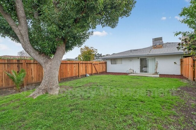 Building Photo - 728 Clipper Way