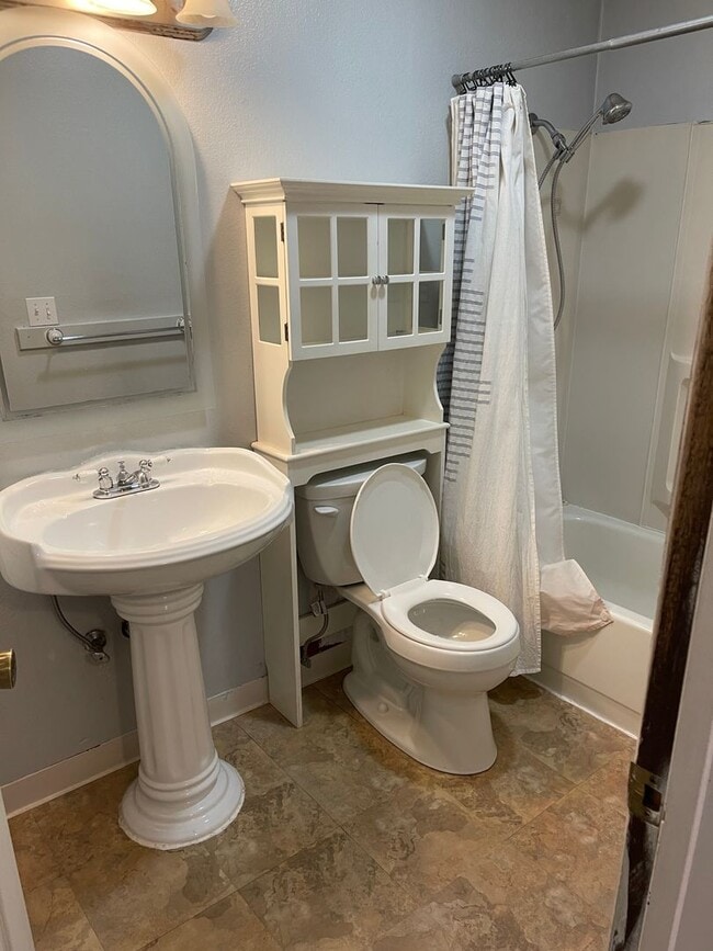 Building Photo - 1 BR/1 B near shopping center, UMED, and the Military base JBER.