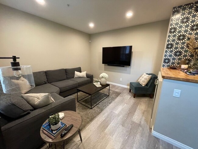 Building Photo - Remodeled townhome - 2 bedroom 2.5 bath in...