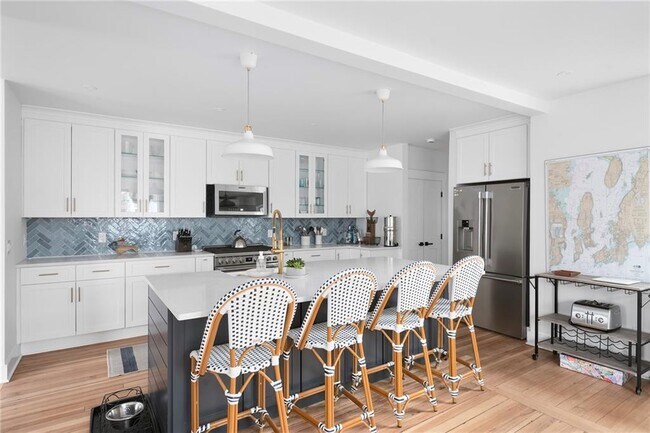 Building Photo - 69 Connection St