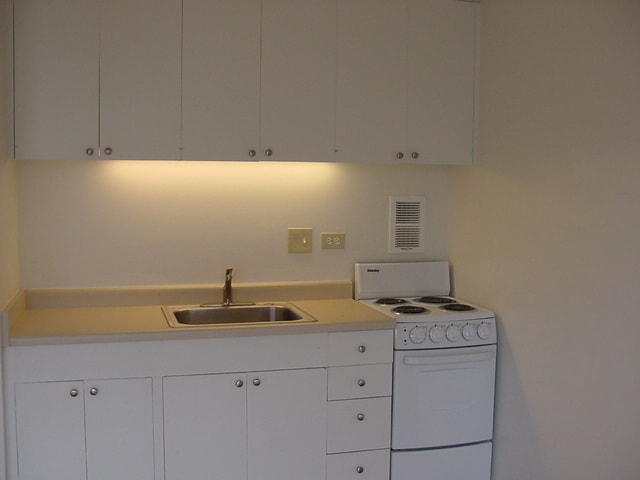 Building Photo - Holiday Manor studio, secured building, laminate wood flooring!