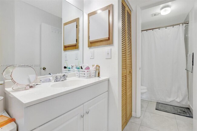 Building Photo - 9999 Summerbreeze Dr
