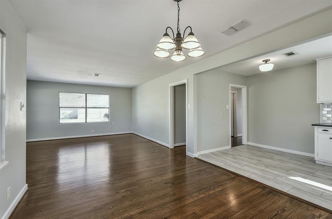 Building Photo - 1349 Martin St