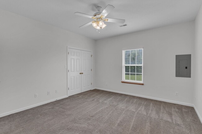 Building Photo - Huge 3 Bedroom, 2 Bath Town Home in SW Col...