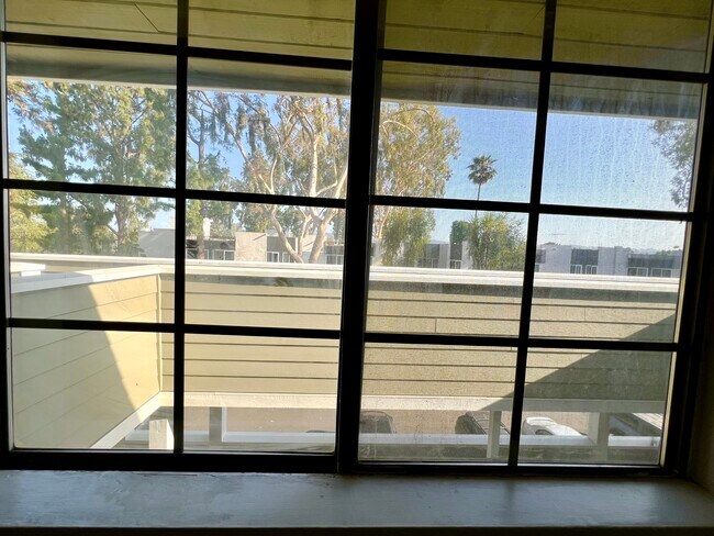 Building Photo - 6545 Reseda Blvd