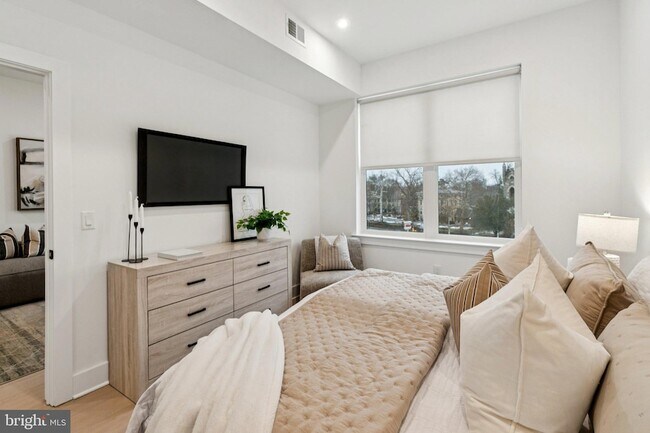 Building Photo - 30 W Allens Ln