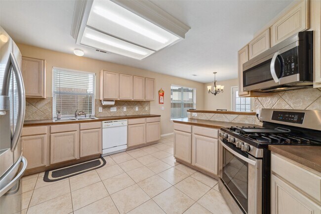 Building Photo - 8123 Solara Bend Ct