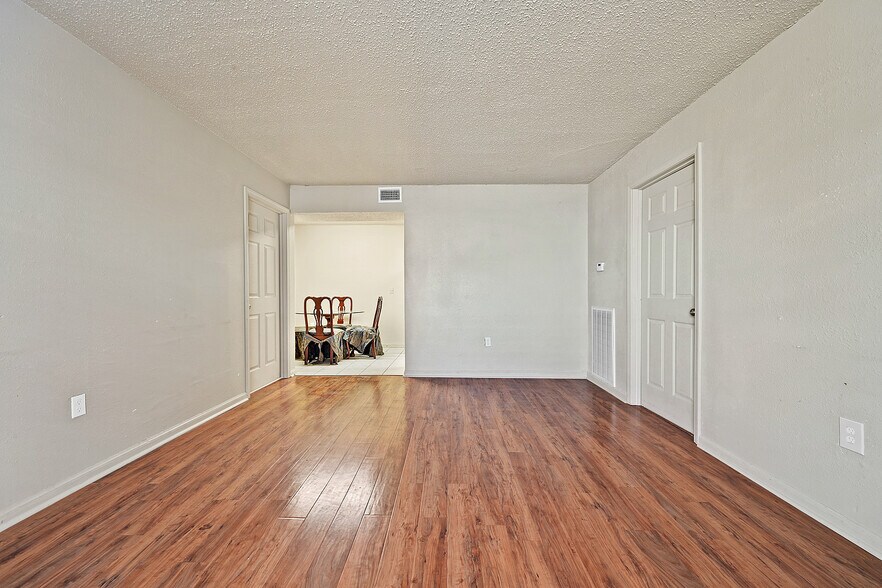 Building Photo - 1077 N Donmoor Ave