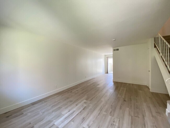 Building Photo - 637 Beverly Pl