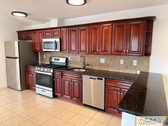 Building Photo - 2024 Grand Ave