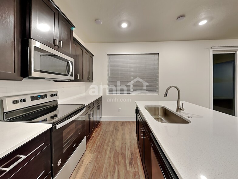 Building Photo - 752 S Rocker Ave