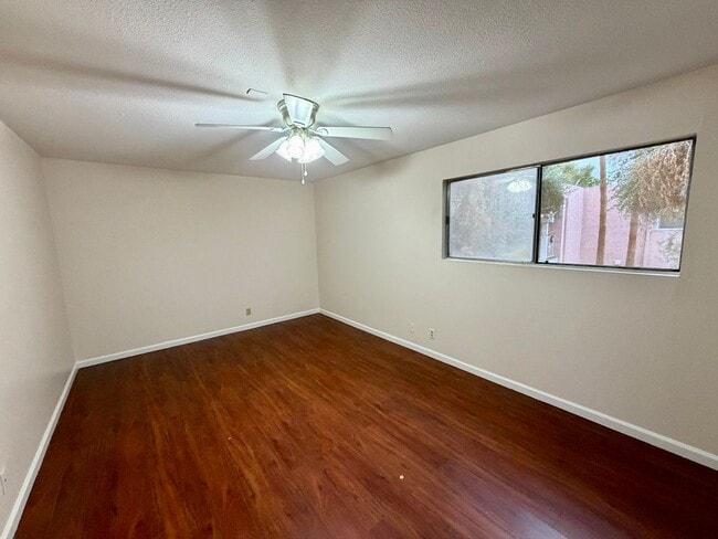 Building Photo - Cute Townhome