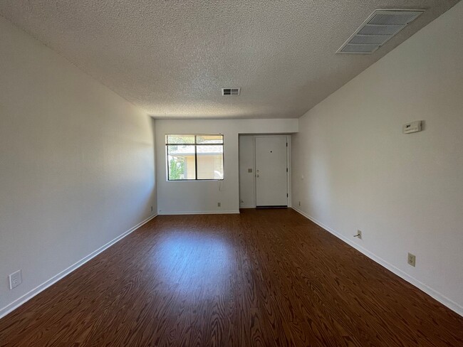 Building Photo - Upstairs 2 Bedroom 1 Bath Apartment in Ata...