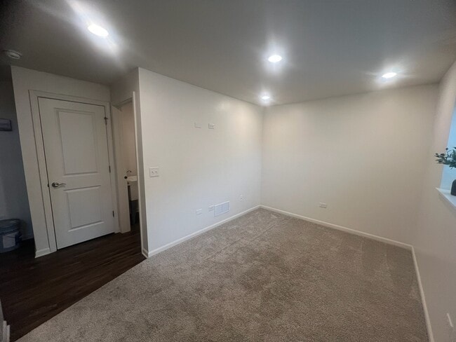 Building Photo - 285 Lakeshore Dr