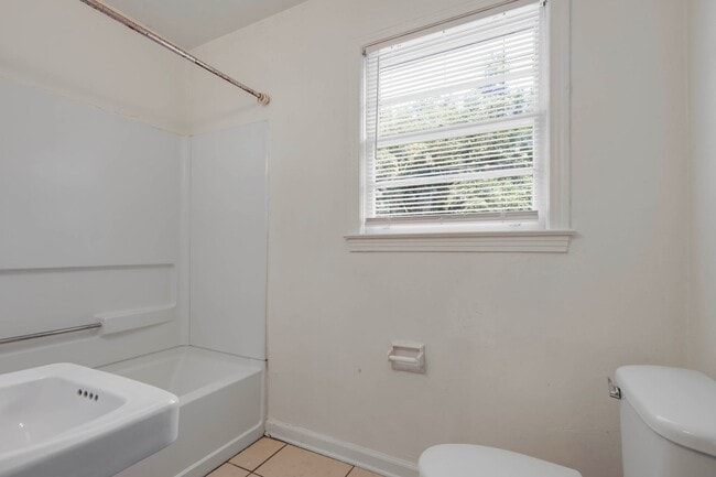 Building Photo - 4 bed 2 bath house, Walk to Stadium!! Available July 2026