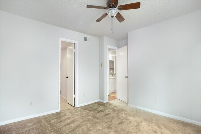 Building Photo - 12400 Overbrook Ln