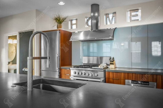 Building Photo - **UNFURNISHED** Charming and unique 2 BR in an upscale west Bend neighborhood