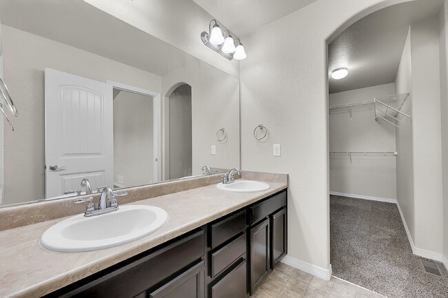 Building Photo - $2,495.00 3-bedroom, 2.5-bathroom in Color...