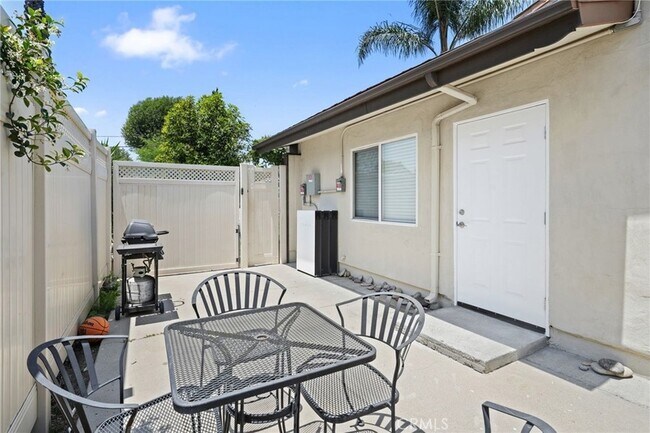 Building Photo - 11716 Paso Robles Ave